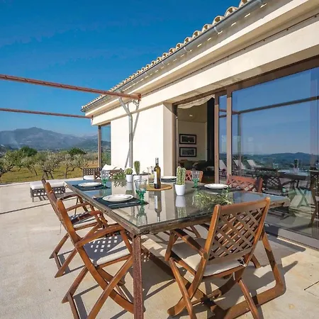 4 Bedroom Stunning In Holiday home Moscari
