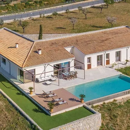 4 Bedroom Stunning In * Moscari